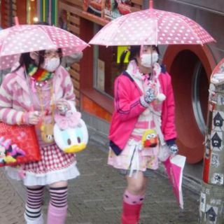 Fundéu BBVA: ''vestimenta'' o ''traje'', mejor que ''outfit''