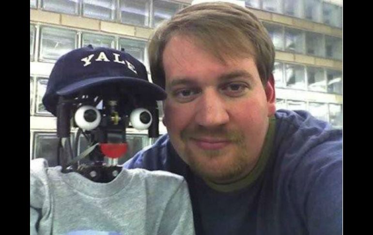 El robot, ataviado con una camiseta de Yale en sus fotos para la prensa, ya ha sido programado para reconocer su brazo. ESPECIAL  /