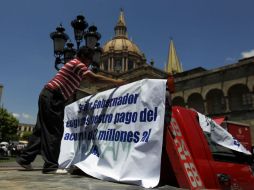 Los manifestantes, frente a Palacio de Gobierno, exigieron al gobernador de Jalisco, Emilio González, que atendiera su petición.  /