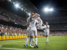 Los jugadores del Real Madrid celebran el primer título de la temporada. AP  /