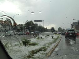 En la imagen, gran cantidad de granizo sobre el camellón de avenida Federalismo en dirección al Centro. Fotografía de Daniel Cortés.  /
