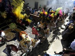 Miembros de un grupo folklórico guatemalteco realizan el tradicional ''El Torito''. AFP  /