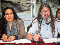 Marelia Pérez y Felipe Echenique, secretario general del Sindicato de los Trabajadores del INAH, durante rueda de prensa. EL UNIVERSAL  /