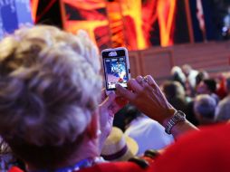 Nueve de cada 10 personas usan una variedad de pantallas. AFP  /