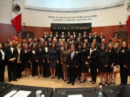 El grupo parlamentario del PRI, durante la toma de protesta en Senado de la República. NTX  /