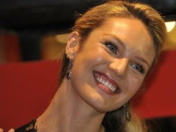 Candice lució un atuendo en tono oscuro ceñido al cuerpo con cuello de encaje. EFE  /