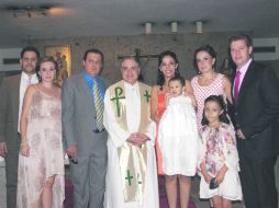 En torno al festejado. Juan Manuel, Karina, Elfego, Cura Maurilio, Claudia, José, Mónica, Alejandro y Lizette.  /