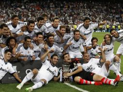 El Real Madrid festeja en grande el primer título de la temporada. AFP  /