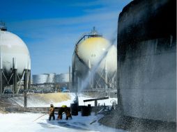 El ministro de Energía y Minería de Venezuela, reportó que el trabajo de enfriamiento sigue en Amuay. EFE  /