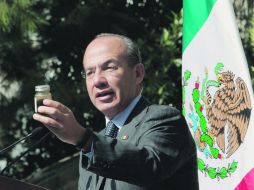 La evidencia.- El Presidente Felipe Calderón muestra la prueba de la existencia del megayacimiento en el Golfo de México. EFE  /