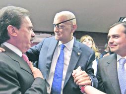 Tras combatir un cáncer de médula que aún padece, Alonso Lujambio (centro) tomó protesta como senador.  NTX  /