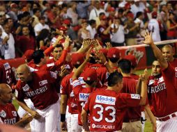 Los Rojos celebran la tan esperada victoria. MEXSPORT  /
