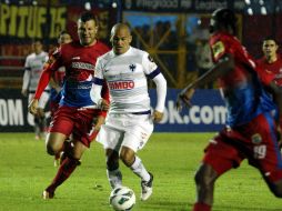 El chileno Humberto Suazo (c) convirtió al minuto 89 el gol del triunfo en el partido. MEXSPORT  /