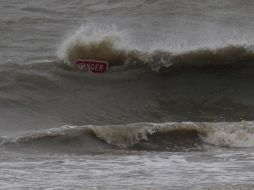 Se pide a los turistas y residentes eviten ingresar a las playas debido al fuerte oleaje, parecido al causado por ''Isaac''. ARCHIVO  /