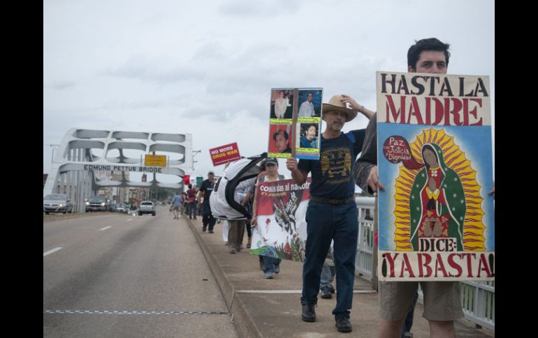 JMiembros de la Caravana por la Paz cruzan el puente Edmund Pettus, en Alabama. EFE  /