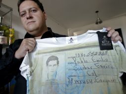 Sebastián Marroquín, hijo del narcotraficante colombiano Pablo Escobar, posa con una de las camisetas. EFE  /