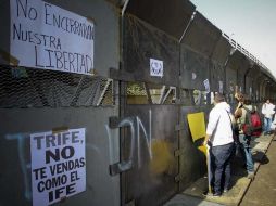 El TEPJF fue blindado por vallas metálicas con el fin de evitar protestas. EL UNIVERSAL  /