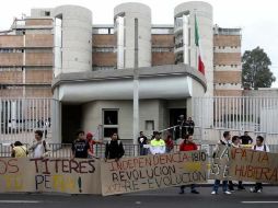 Integrantes del Movimiento #YoSoy132 se manifiestan hoy afuera del Tribunal Electoral. EL UNIVERSAL  /