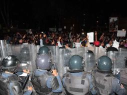 Manifestantes atravesaron las cercas metálicas y lanzaron piedras y otros objetos hacia el interior del TEPJF. NTX  /