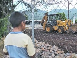 Expectativa. Un menor observa los trabajos para nivelar el predio donde ubicarán als aulas móviles. EL UNIVERSAL  /