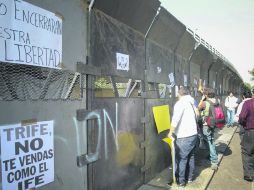 Mientras los magistrados declaraban infundadas las quejas de la izquierda, manifestantes se ubicaron afuera del TEPJF.EL UNIVERSAL  /