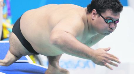 Castorena salta a la piscina del Aquatics Centre de Londres, en la final de los 50 metros pecho.GETTY IMAGES SPORT  /