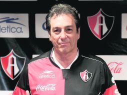 Como en el pasado. Tomás Boy posó con la playera rojinegra durante su presentación como nuevo timonel de los Zorros.  /