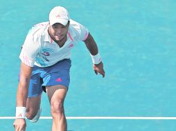 Adiós. Jo-Wilfried Tsonga se estira para efectuar una devolución, en su partido ante Martin Klizan. AFP  /