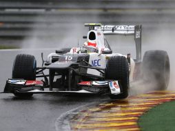La lluvia y los charcos en la pista dificultaron la conducción para los pilotos. En la imagen Sergio Pérez (Mex) en una curva. REUTERS  /
