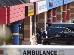Retiran un cuerpo del supermercado Pathmark durante la investigación de un tiroteo en Old Bridge, New Jersey. AFP  /