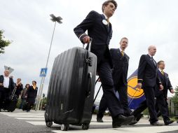 El personal de cabina de la compañía alemana Lufthansa vuelve al trabajo. EFE  /