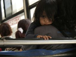 Aseguran usuarios que la entrada en vigor del aumento al pasaje viene a repercutir en su economía. ARCHIVO  /