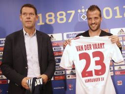 El jugador holandés posa con la camiseta del Hamburgo SV, (d), junto al director deportivo del equipo alemán. EFE  /