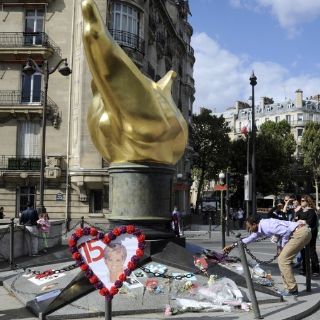 Poemas y flores para Diana, en el puente de París