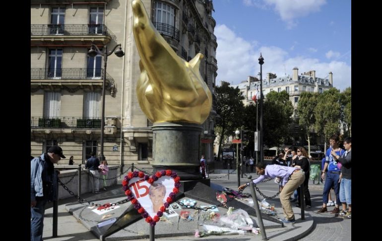 El puente de Alma, se ha convertido el el sitio para recordar a Diana de Gales en el aniversario de su muerte. AFP  /