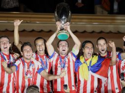 Los colchoneros del Atlético de Madrid levantan la Supercopa de Europa. AFP  /