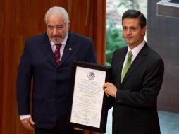 Enrique Peña Nieto sostiene la constancia que lo acredita como presidente electo, junto a Jose Luna Ramos, presidente del TEPJF. AP  /