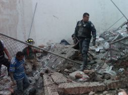 El Instituto Jalisciense de Ciencias Forenses realiza peritajes para conocer las causas del accidente. ARCHIVO  /