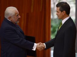 Jose Alejandro Luna saluda a Enrique Peña Nieto durante la ceremonia. AFP  /