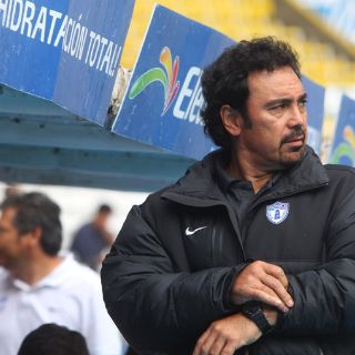 Hugo da la bienvenida al nuevo socio