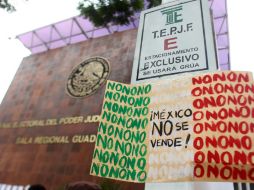 Integrantes de #YoSoy132 GDL colgaron consignas de protesta en los postes.  /