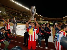 Radamel Falcao celebra el título de la Supercopa. AP  /