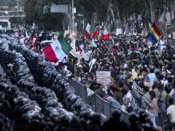 Manifestantes afuera del Tribunal resguardado por policías. EL UNIVERSAL  /