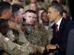 Obama saluda a los soldados en el fuerte Bliss tras ofrecer su discurso acerca de aniversario. AP  /