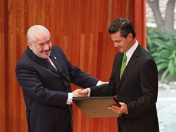 Enrique Peña Nieto sostiene la constancia que lo acredita como presidente electo, junto a Jose Luna Ramos, presidente del TEPJF. NTX  /