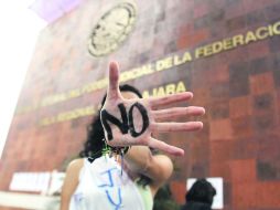 Alrededor de 50 personas se manifestaron afuera de la sede del TEPJF en Guadalajara.  /
