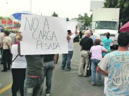 Inconformes bloquean en Carretera a Chapala. Los vecinos amenazaron con repetir la manifestación el lunes por la tarde.  /