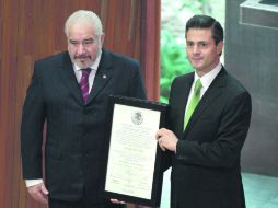 Enrique Peña Nieto recibió la constancia de manos del magistrado presidente del TEPJF, Alejandro Luna Ramos (izquierda). AP  /