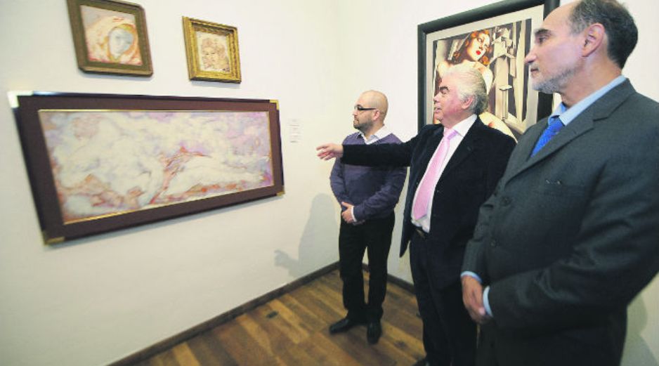 Igor Lozada, titular de Cultura UdeG (con lentes) y el escultor Víctor Manuel Contreras observan las obras de Tamara de Lempicka.  /