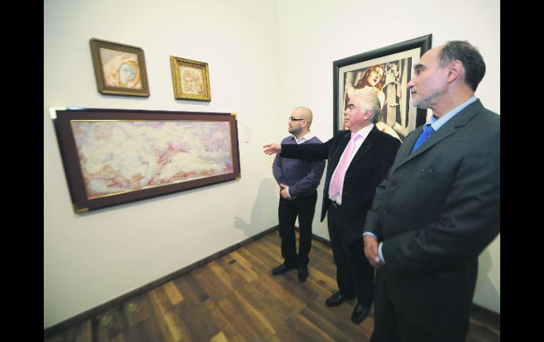 Igor Lozada, titular de Cultura UdeG (con lentes) y el escultor Víctor Manuel Contreras observan las obras de Tamara de Lempicka.  /